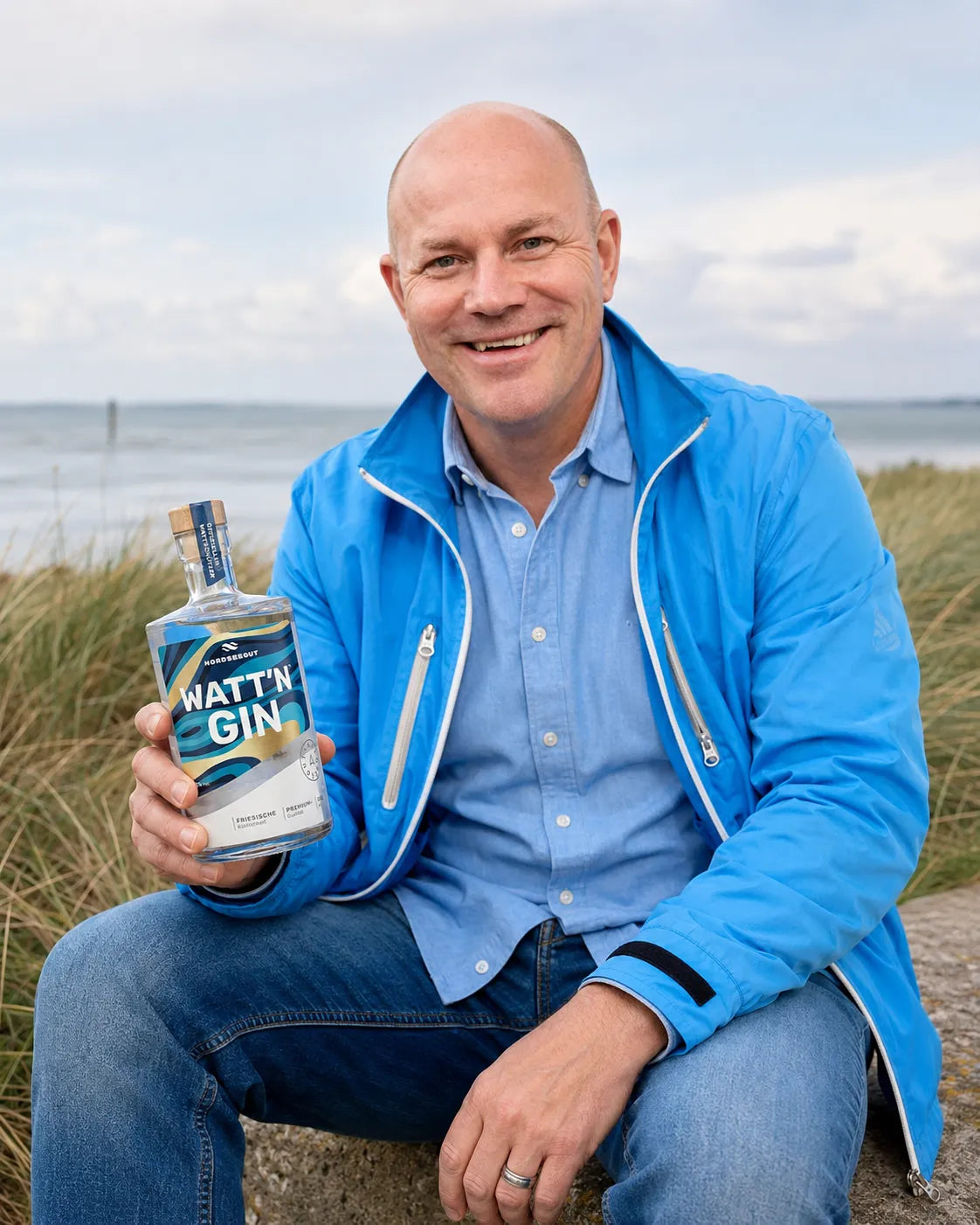 Gründer Jan Budde mit einer Flasche WATT'N GIN